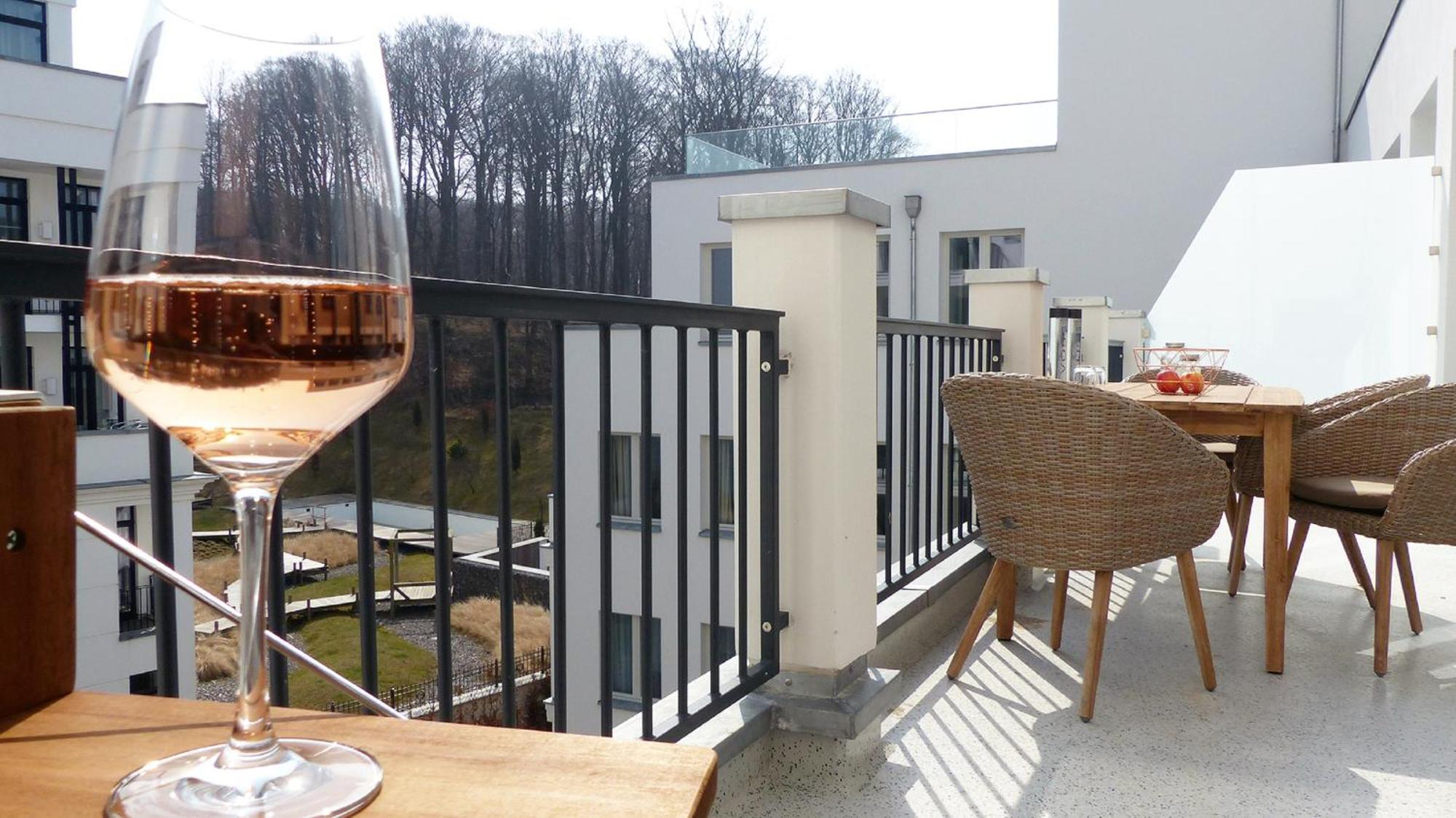 Pool Und Sauna Mit Meerblick, Direkt An Der Seebruecke - First Sellin Fewo 3 8 Exterior photo